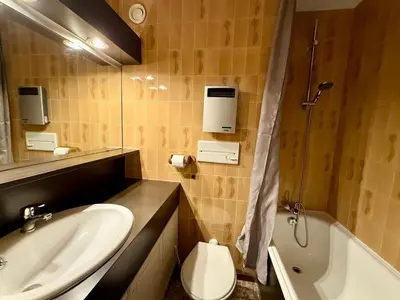 Salle de bains dans l'établissement Studio à Tignes, au pied des pistes, balcon et télé - FR-1-449-14
