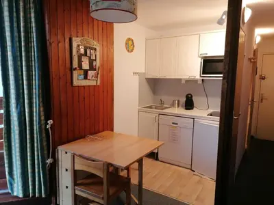 Cuisine ou kitchenette dans l'établissement Studio à Tignes, au pied des pistes, balcon et télé - FR-1-449-14