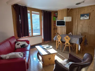Télévision ou salle de divertissement dans l'établissement Charmant 2 pièces rénové au pied des pistes, exposé Sud, pour 6 personnes - FR-1-449-30