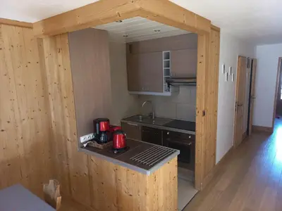 Cuisine ou kitchenette dans l'établissement Charmant 2 pièces rénové au pied des pistes, exposé Sud, pour 6 personnes - FR-1-449-30