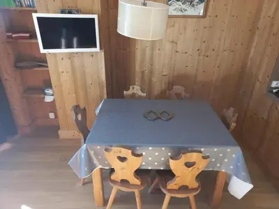 Télévision ou salle de divertissement dans l'établissement Charmant 2 pièces rénové au pied des pistes, exposé Sud, pour 6 personnes - FR-1-449-30