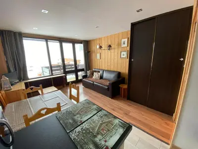 Coin salon dans l'établissement Studio ski aux pieds, vue montagne, idéal pour 4 - FR-1-449-45