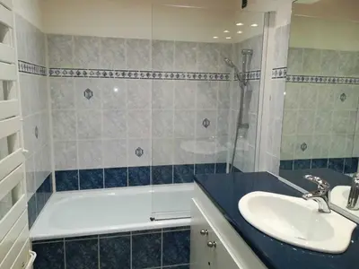 Salle de bains dans l'établissement Studio ski aux pieds, vue montagne, idéal pour 4 - FR-1-449-45
