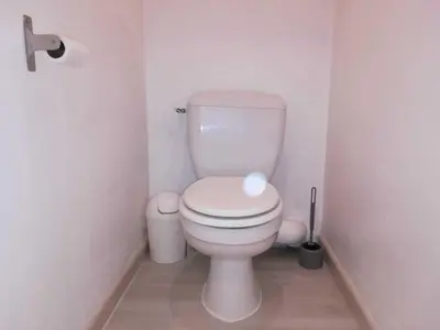 Salle de bains dans l'établissement Studio ski aux pieds, vue montagne, idéal pour 4 - FR-1-449-45