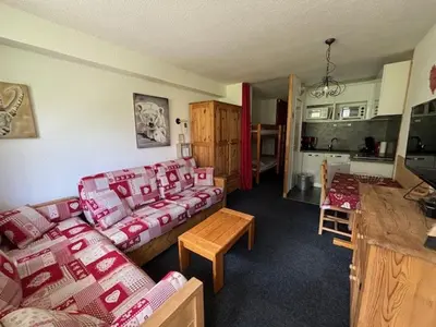 Coin salon dans l'établissement Studio cosy avec balcon, accès direct aux pistes, Wi-Fi gratuit - FR-1-449-51