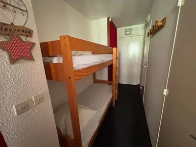Un ou plusieurs lits dans un hébergement de l'établissement Studio cosy avec balcon, accès direct aux pistes, Wi-Fi gratuit - FR-1-449-51