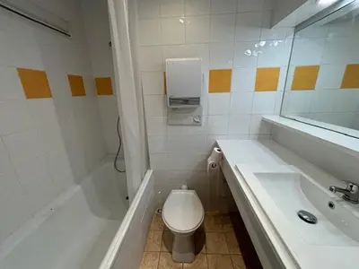 Salle de bains dans l'établissement Studio cosy avec balcon, accès direct aux pistes, Wi-Fi gratuit - FR-1-449-51