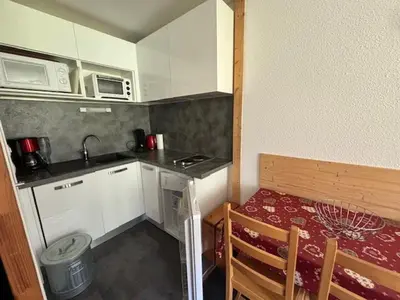 Cuisine ou kitchenette dans l'établissement Studio cosy avec balcon, accès direct aux pistes, Wi-Fi gratuit - FR-1-449-51