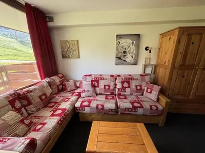 Coin salon dans l'établissement Studio cosy avec balcon, accès direct aux pistes, Wi-Fi gratuit - FR-1-449-51