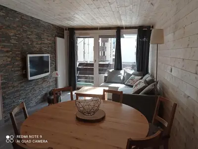 Télévision ou salle de divertissement dans l'établissement Appartement 3 pièces rénové, 65 m², à 100 m des pistes - FR-1-449-60