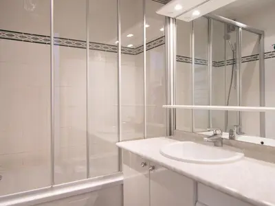 Salle de bains dans l'établissement 2 pièces cosy avec wifi à Tignes, proche des pistes - FR-1-449-63