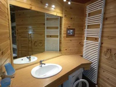 Salle de bains dans l'établissement Deux Pièces Atypique à 20m des Pistes avec Parking Inclus - FR-1-449-65