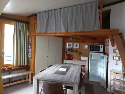 Cuisine ou kitchenette dans l'établissement Deux Pièces Atypique à 20m des Pistes avec Parking Inclus - FR-1-449-65