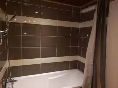 Salle de bains dans l'établissement Deux Pièces Atypique à 20m des Pistes avec Parking Inclus - FR-1-449-65