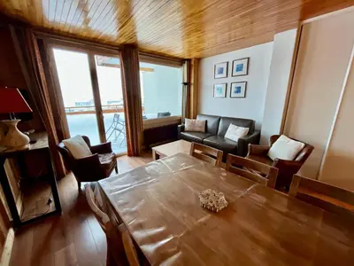 Coin salon dans l'établissement 2 pièces de luxe, ski aux pieds, balcon sud/ouest, Wifi gratuit - FR-1-449-71
