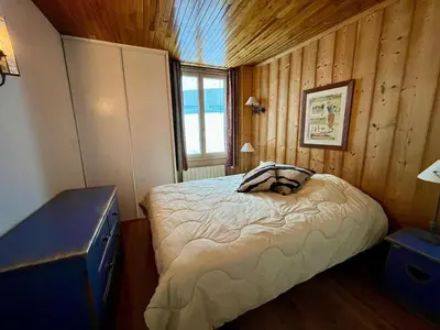 Un ou plusieurs lits dans un hébergement de l'établissement 2 pièces de luxe, ski aux pieds, balcon sud/ouest, Wifi gratuit - FR-1-449-71