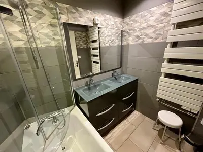 Salle de bains dans l'établissement 2 pièces de luxe, ski aux pieds, balcon sud/ouest, Wifi gratuit - FR-1-449-71