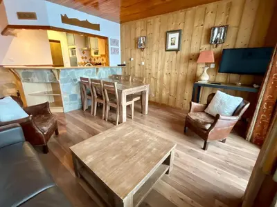 Coin salon dans l'établissement 2 pièces de luxe, ski aux pieds, balcon sud/ouest, Wifi gratuit - FR-1-449-71