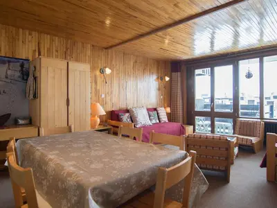 Coin salon dans l'établissement 2 pièces sud/ouest, ski aux pieds, TV et WIFI - FR-1-449-75