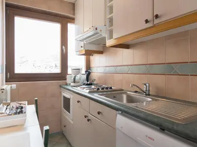 Cuisine ou kitchenette dans l'établissement 2 pièces sud/ouest, ski aux pieds, TV et WIFI - FR-1-449-75