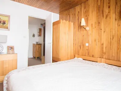 Un ou plusieurs lits dans un hébergement de l'établissement 2 pièces sud/ouest, ski aux pieds, TV et WIFI - FR-1-449-75