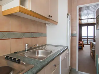 Cuisine ou kitchenette dans l'établissement 2 pièces sud/ouest, ski aux pieds, TV et WIFI - FR-1-449-75