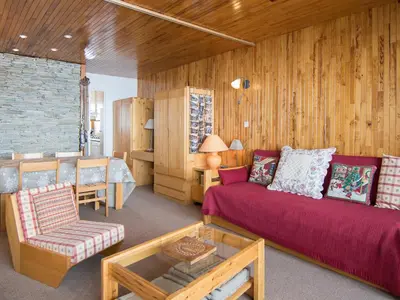 Coin salon dans l'établissement 2 pièces sud/ouest, ski aux pieds, TV et WIFI - FR-1-449-75