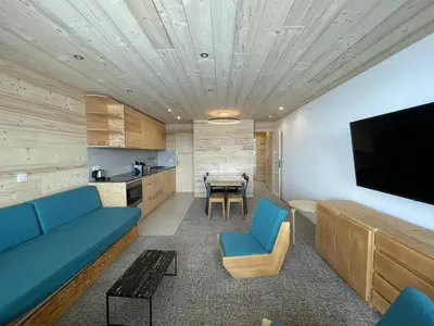 Télévision ou salle de divertissement dans l'établissement 2 pièces sud/ouest, ski aux pieds, 6 pers, WiFi - FR-1-449-78