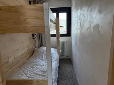 Un ou plusieurs lits dans un hébergement de l'établissement 2 pièces sud/ouest, ski aux pieds, 6 pers, WiFi - FR-1-449-78