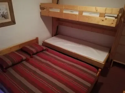 Un ou plusieurs lits dans un hébergement de l'établissement Charmant 2 pièces à Tignes, 100m des pistes, balcon Sud/Ouest - FR-1-449-93