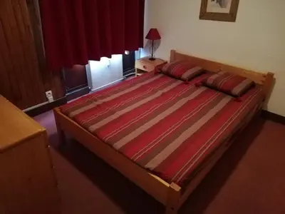Un ou plusieurs lits dans un hébergement de l'établissement Charmant 2 pièces à Tignes, 100m des pistes, balcon Sud/Ouest - FR-1-449-93
