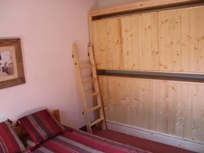 Un ou plusieurs lits dans un hébergement de l'établissement Charmant 2 pièces à Tignes, 100m des pistes, balcon Sud/Ouest - FR-1-449-93