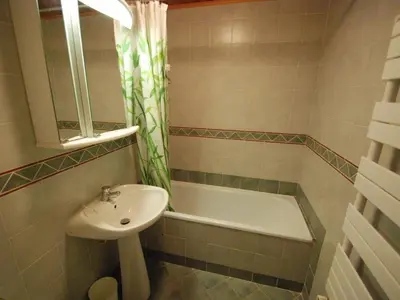 Salle de bains dans l'établissement Studio Sud/Ouest, 3 lits, au pied des pistes à Tignes - FR-1-449-103
