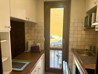 Cuisine ou kitchenette dans l'établissement 2 pièces Sud/Ouest avec Wifi, 100 m des pistes - FR-1-449-122
