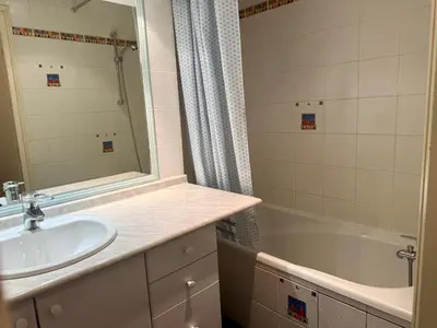Salle de bains dans l'établissement 2 pièces Sud/Ouest avec Wifi, 100 m des pistes - FR-1-449-122