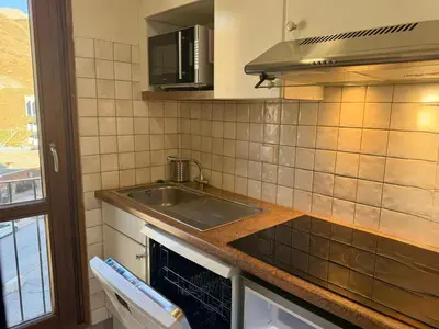 Cuisine ou kitchenette dans l'établissement 2 pièces Sud/Ouest avec Wifi, 100 m des pistes - FR-1-449-122