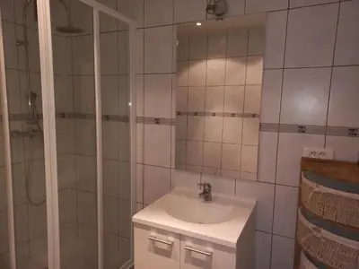 Salle de bains dans l'établissement Studio au pied des pistes à Tignes, balcon et vue montagne - FR-1-449-142