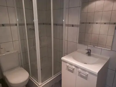 Salle de bains dans l'établissement Studio au pied des pistes à Tignes, balcon et vue montagne - FR-1-449-142