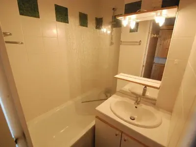 Salle de bains dans l'établissement Charmant 2 pièces avec balcon sud/ouest, au cœur des commerces à Tignes - FR-1-449-148