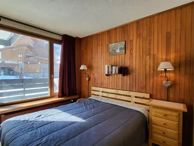 Un ou plusieurs lits dans un hébergement de l'établissement Tignes : Appartement 2 pièces 41m², 500m des pistes, balcon sud/ouest, wifi, 4-5 pers. - FR-1-449-159
