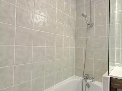 Salle de bains dans l'établissement Charmant 2 pièces sur pistes, balcon sud, animaux admis, Wi-Fi - FR-1-455-1