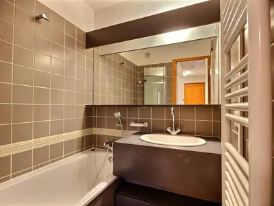 Salle de bains dans l'établissement Splendide appartement rénové 2 pièces au pied des pistes - FR-1-455-90