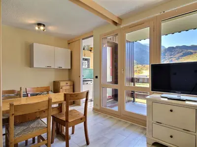 Télévision ou salle de divertissement dans l'établissement Studio divisible Sud, balcon vue pistes, Belle Plagne - FR-1-455-108