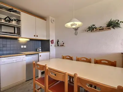 Cuisine ou kitchenette dans l'établissement Appart 6 pers, terrasse sud-ouest au rez-de-pistes - FR-1-455-110