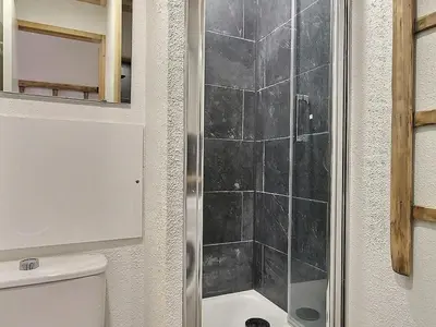 Salle de bains dans l'établissement Appart 6 pers, terrasse sud-ouest au rez-de-pistes - FR-1-455-110