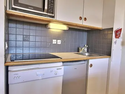 Cuisine ou kitchenette dans l'établissement Appart 6 pers, terrasse sud-ouest au rez-de-pistes - FR-1-455-110