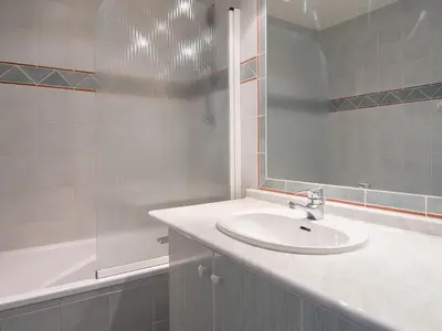 Salle de bains dans l'établissement Studio Sud Tignes, ski au pied, balcon, linge inclus hiver - FR-1-449-79