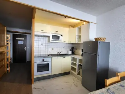 Cuisine ou kitchenette dans l'établissement 2 Pièces Sud avec Wifi à 500m des pistes - FR-1-449-108