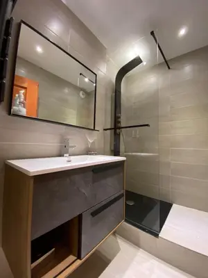 Salle de bains dans l'établissement Superbe appt 2 chambres Arc 1950