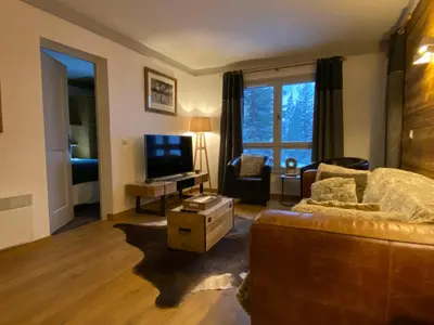 Télévision ou salle de divertissement dans l'établissement Superbe appt 2 chambres Arc 1950